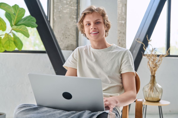 “Оптіма” онлайн: що пропонує для українських школярів, окрім української програми?