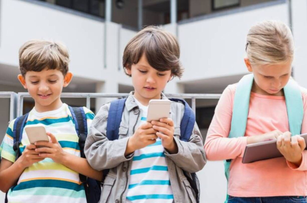 Шкільні телефони: думка українців