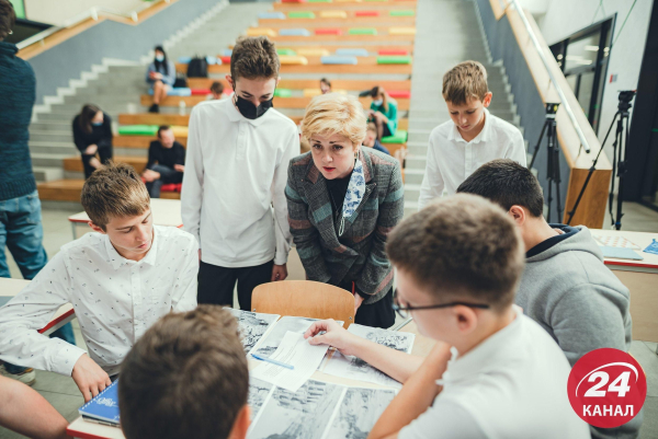 Шкільні зміни: чиновники планують ввести ролі наставників і помічників