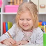 Оздоблення на весну: ескізи для декорування вікон, дверей, стіни