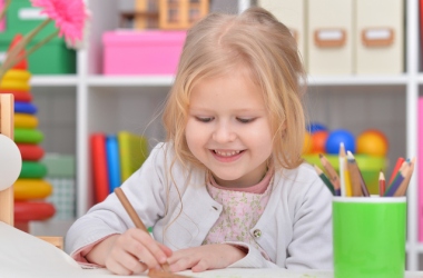 Оздоблення на весну: ескізи для декорування вікон, дверей, стіни