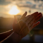 Як українською назвати “хлопок”: версії словників