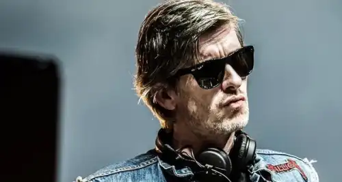 Діджей Kavinsky, виконавець хіта Nightcall, несподівано пішов з життя у 50-річному віці.