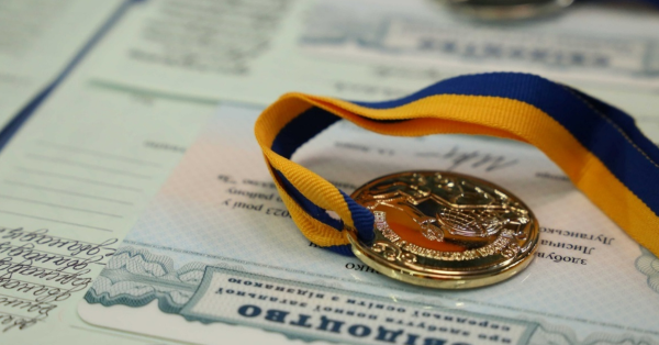 Міністерство освіти припинило вручення золотих та срібних медалей випускникам