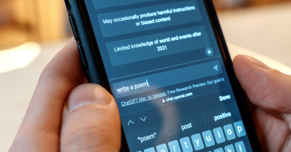 ChatGPT не фліртуватиме та не обговорюватиме самогубство з неповнолітніми. Штучний інтелект перевірятиме вік користувачів.