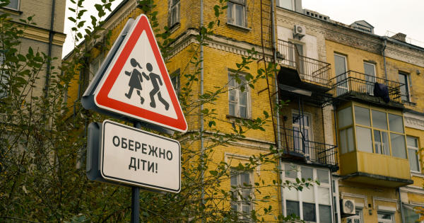 У Києві розмістили дорожні знаки, на яких показано дітей з інвалідністю.