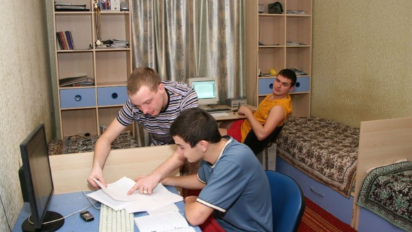 Життя в гуртожитку – гуртожиток, вахтер, як правильно українською
