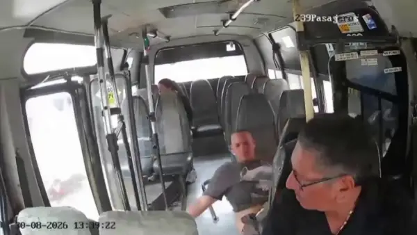 Шокуючий момент, коли мотоцикліст дивом вижив, врізавшись на повній швидкості в автобус і пролетівши крізь відчинені двері. Кадри відеоспостереження від 31 серпня показують аварію на Кальє Септіма біля Каррера 13 в Гвадалахарі-де-Буга, департамент Вальє-дель-Каука, Колумбія.