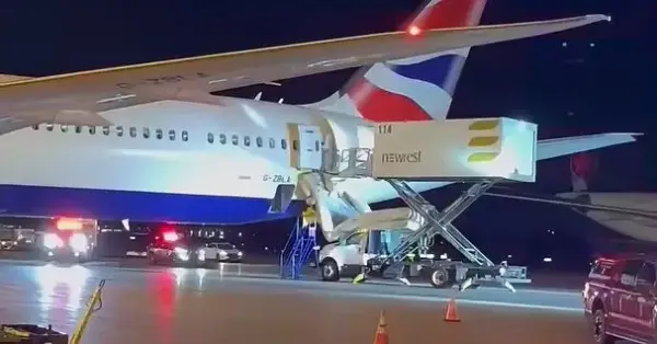 Аварійний трап розгорнувся на борту літака British Airways під час доставки їжі