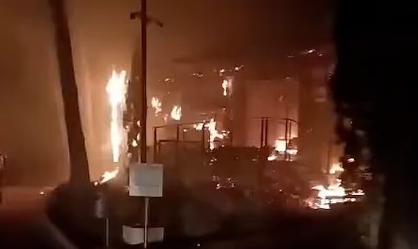 Туристи рятуються у морі від вогняної стихії в курорті