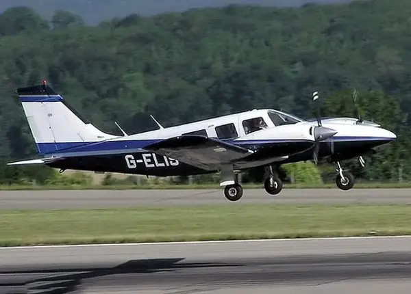 Piper PA-34 Seneca. Родина, включаючи двох дітей, зникла після аварії літака на Багамах.