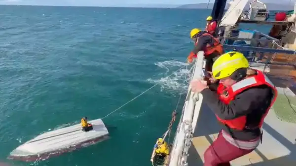 Підліток вижив два дні в морі Аляски на перевернутому човні