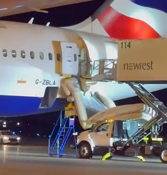 Аварійний трап розкрився на літаку British Airways під час завантаження харчування. Фото: Facebook/FL360aero