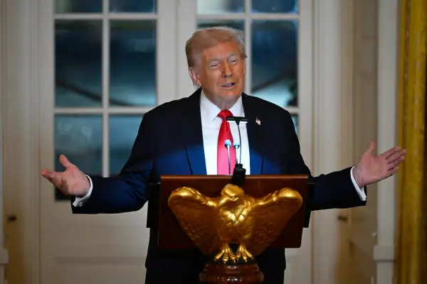 Президент Дональд Трамп виступає на вечері для донорів, які зробили внесок у будівництво нового бального залу в Білому домі, середа, 15 жовтня 2025 року, у Вашингтоні. (AP Photo/John McDonnell)