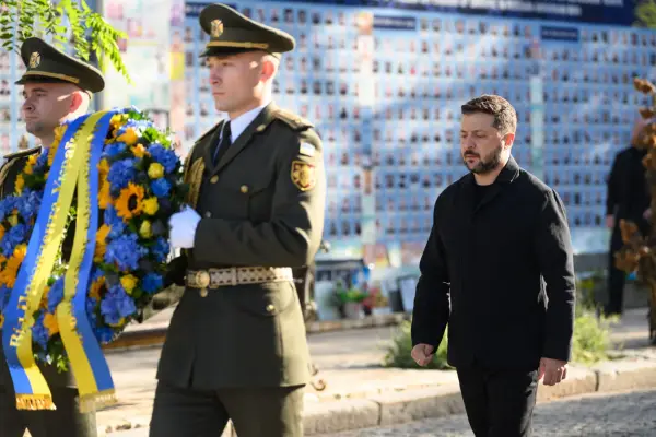 Президент України Володимир Зеленський бере участь у церемонії покладання вінків
