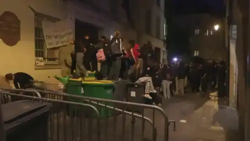 Десятки тисяч французів вийшли на протест, блокуючи школи